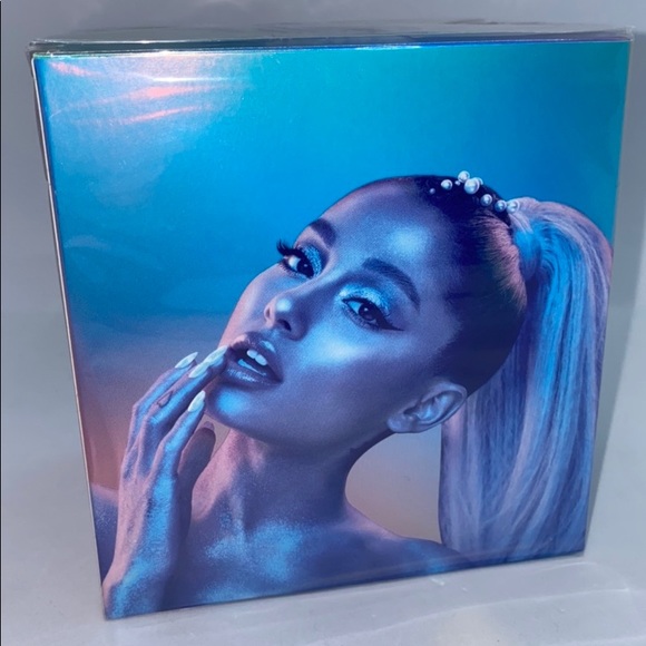 Ariana Grande Cloud - Picture 3 of 4
